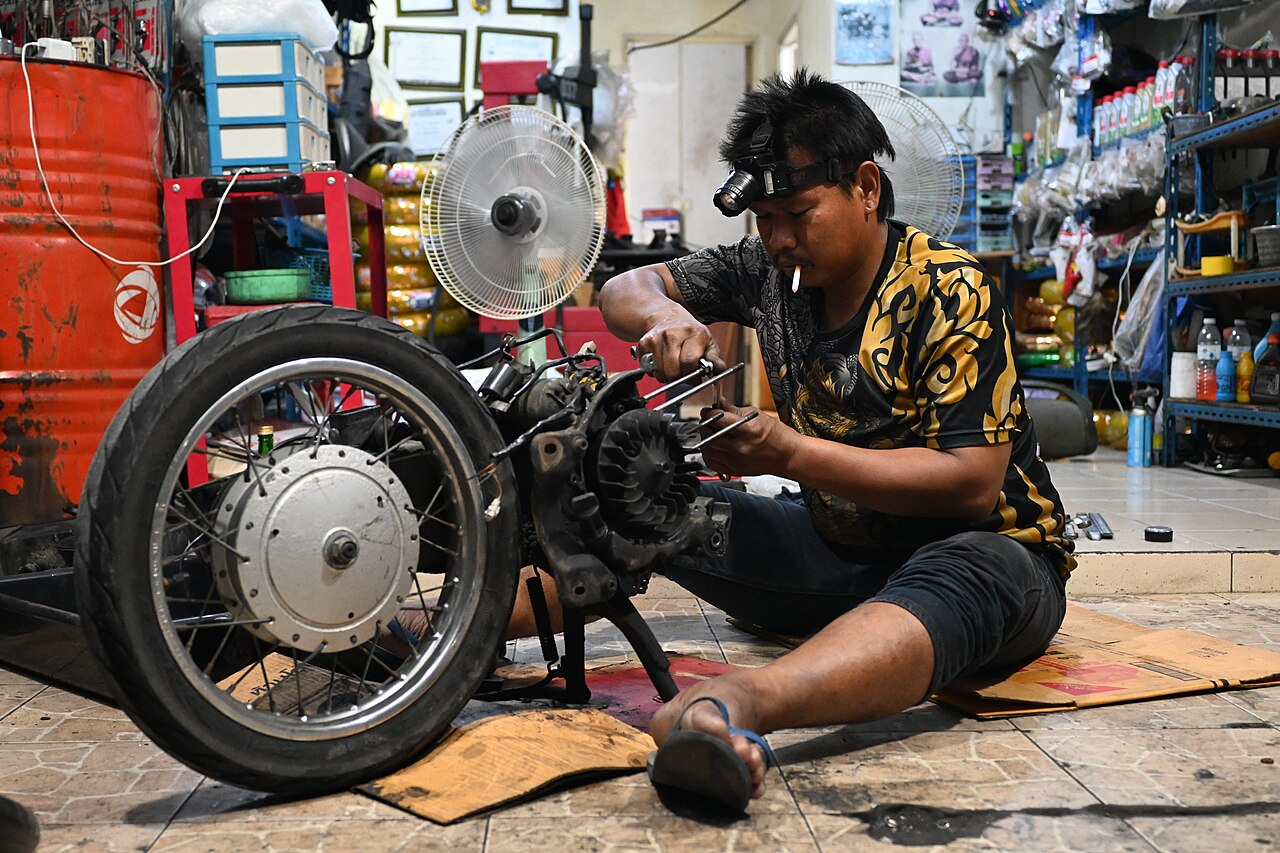 Mekanik ServisMotor mengerjakan mesin motor
