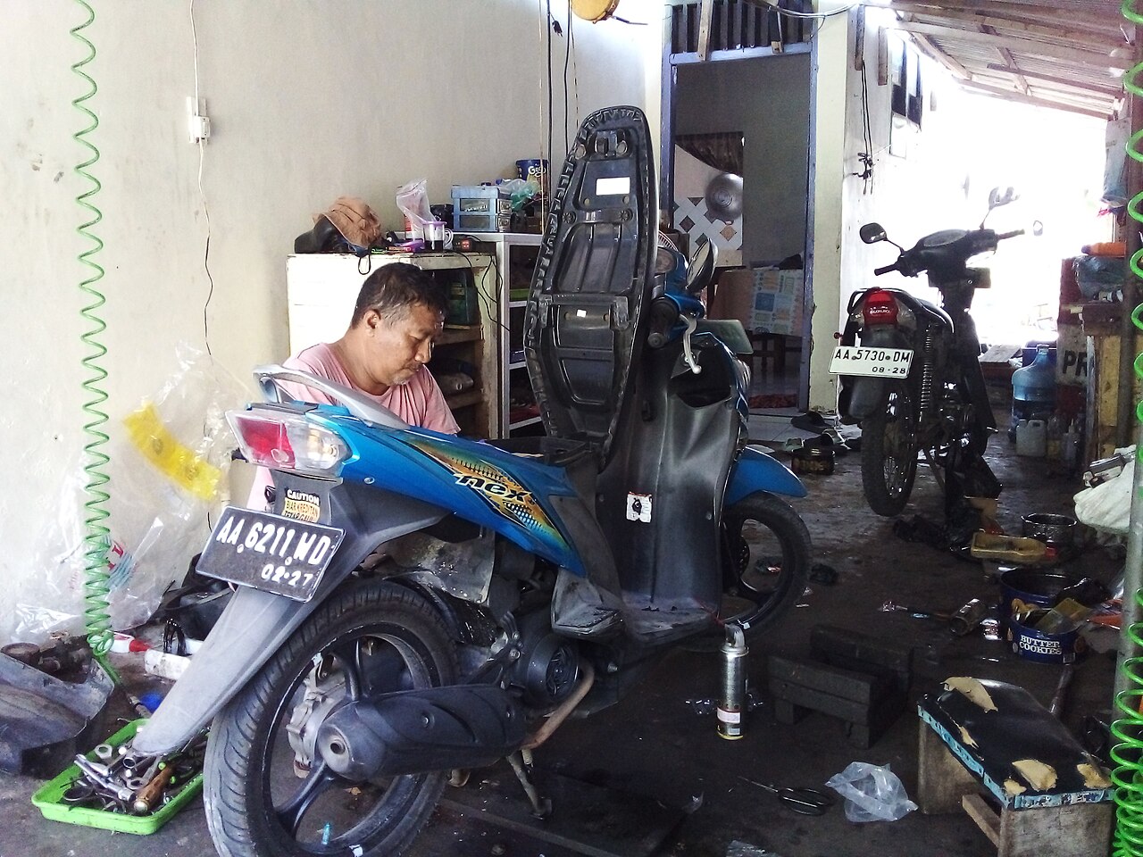 Suasana ServisMotor Bekasi Barat